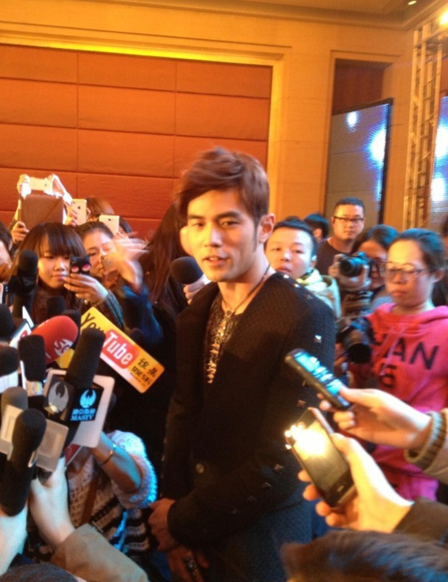 第一次参与发布会工作是周杰伦（拿图吱声） 
