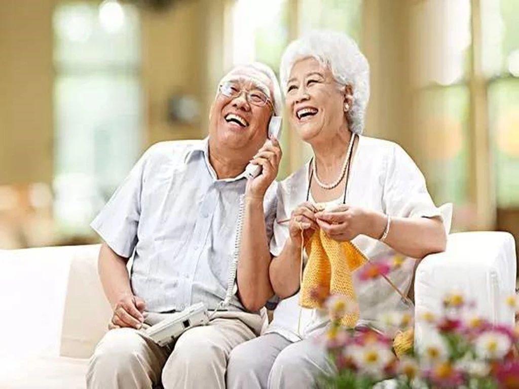 80到90岁这十年，别再瞎忙活，守住3张底牌，日子才能安稳舒心
 
人一过八十，