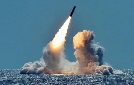 美国反华派认为，中国现政府跟清政府差不多，专制腐败，中国的所谓辉煌都是吹出来，中