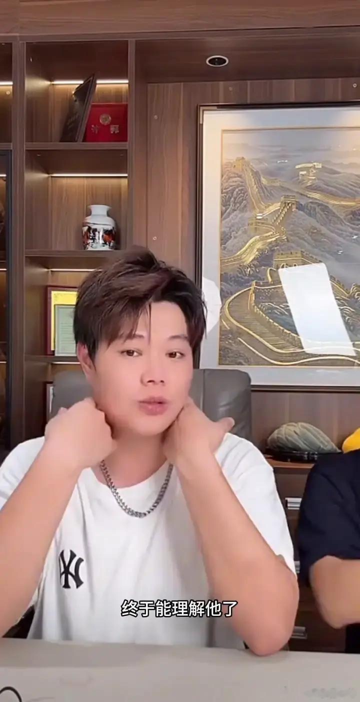 郑建鹏以前在老婆直播间，就负责干一件事：站着，傻乐，递话。他以为这就是直播的全部