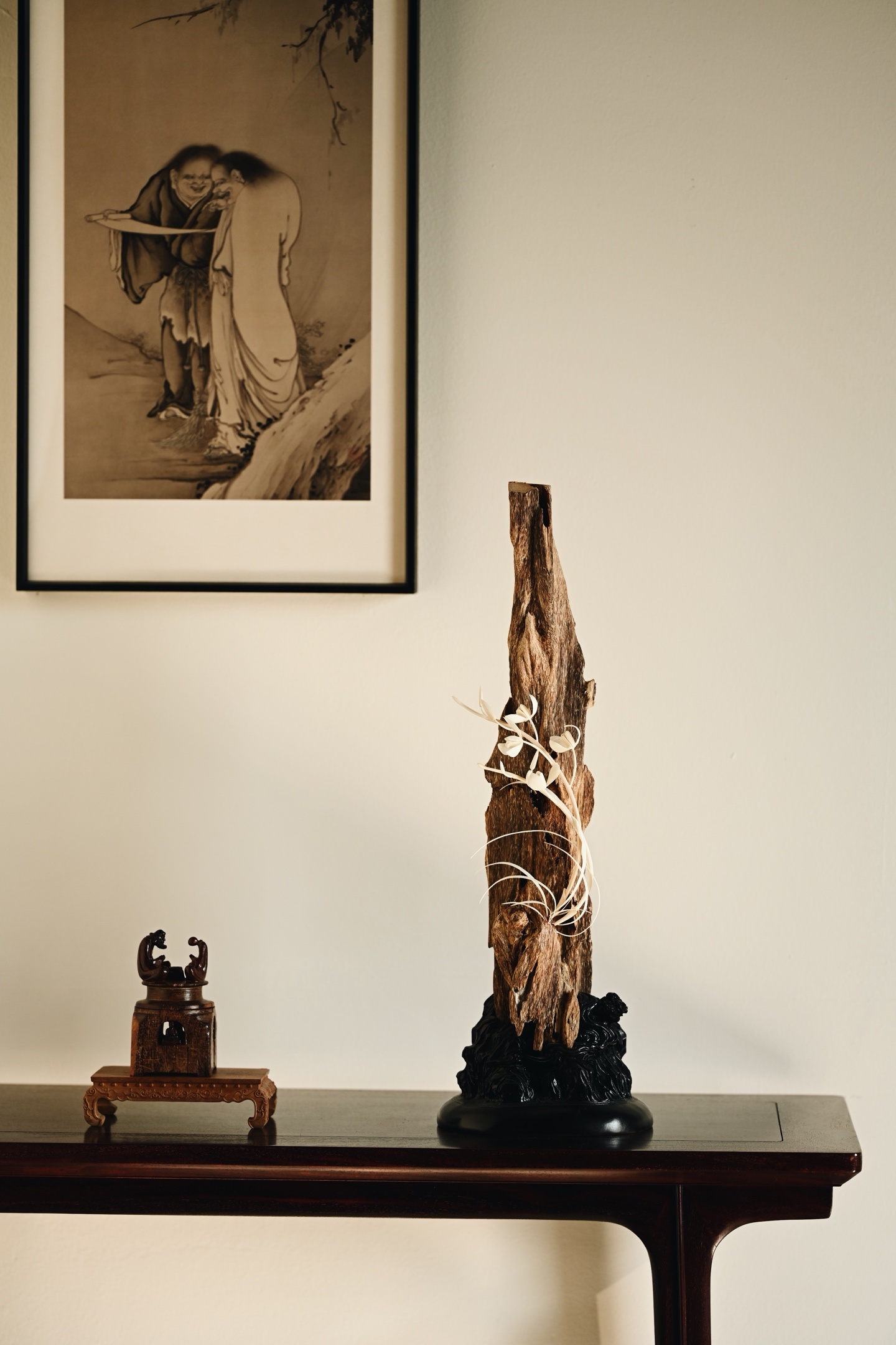 文莱沉香×猛犸 | 兰影 摆件以刀代笔勾勒兰姿，不借花色争艳，却将兰花的灵动与清