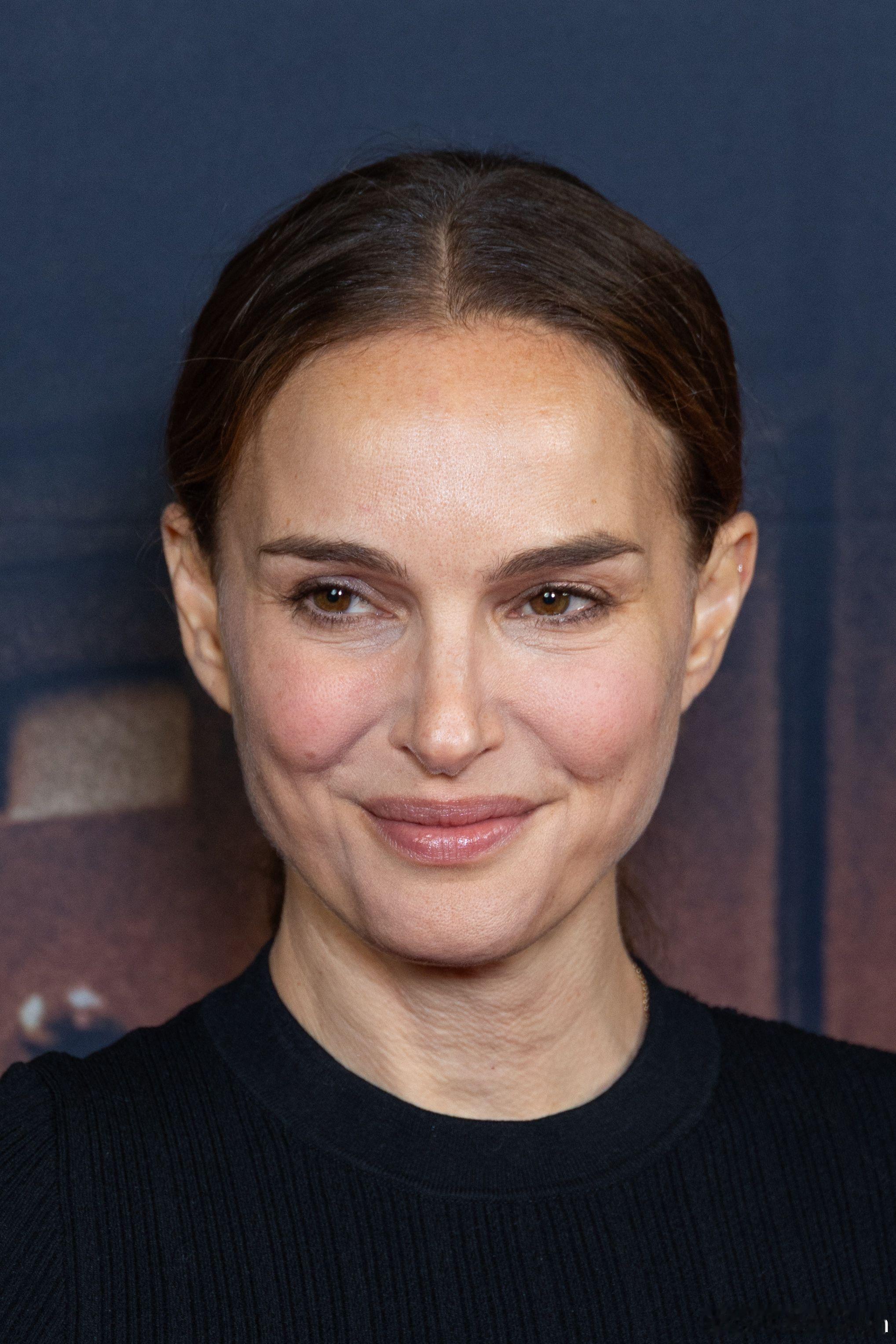 娜塔莉波特曼在巴黎出席电影《Vie Privee》的首映礼，支持导演Rebecc