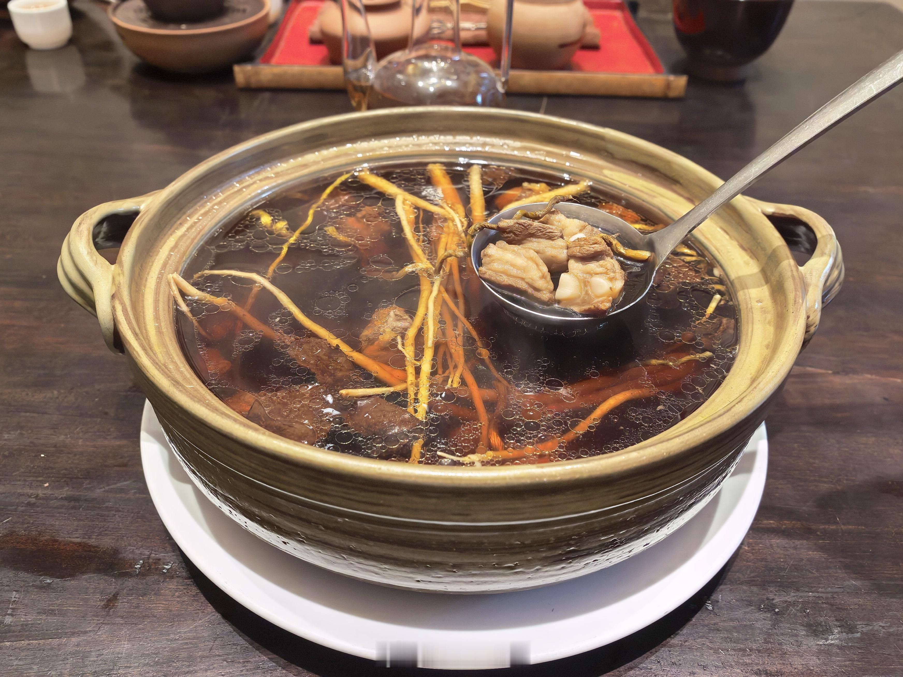 宣和苑的霜降七星肚。应节而烹，知寒亦知敛。这一锅七星肚，盛下一秋丰味，也为寒日留