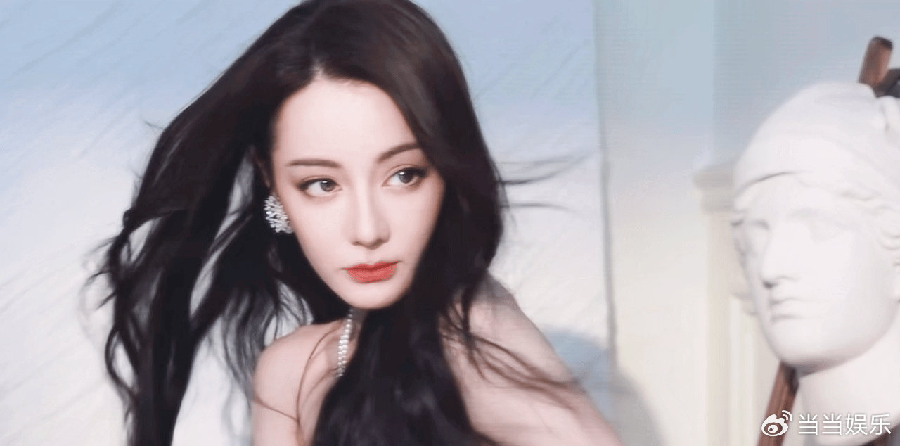 有关热巴在片场出现“被衣服束缚”情况的视频流传出来了，网友们笑得前仰后合，纷纷表