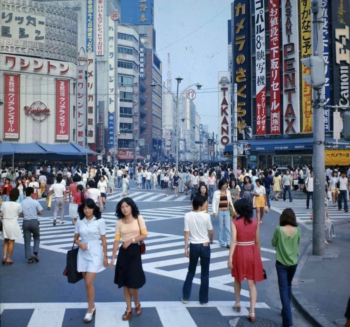 1978年，日本东京新宿的街景。