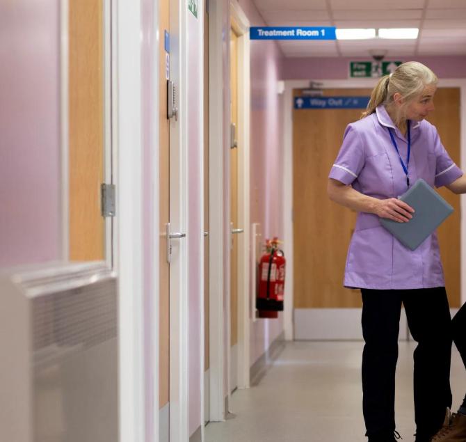 英国医疗质量监管机构 CQC，对萨塞克斯一家精神健康危机救助中心开展突击检查。巡