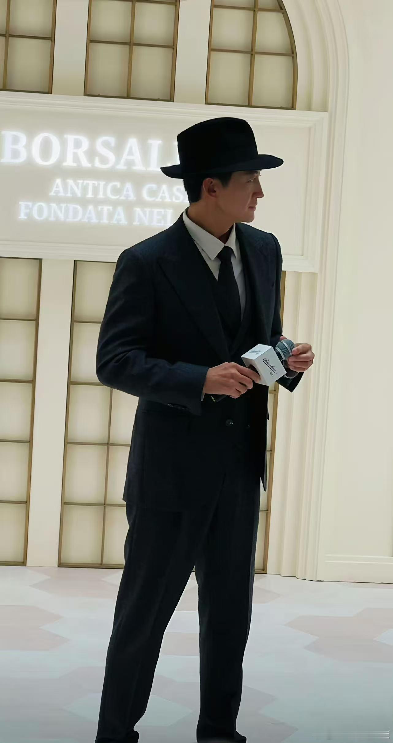 王阳教父造型王阳这就是年上西装男的魅力吗 本来是午休摸鱼随便刷两集，结果被这个镜