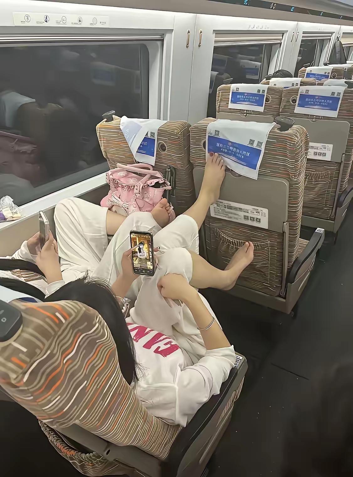 高铁的一等座应该坐一等人，在堂堂粤港澳大湾区竟然有这种素质的女人，我看这双胞胎只