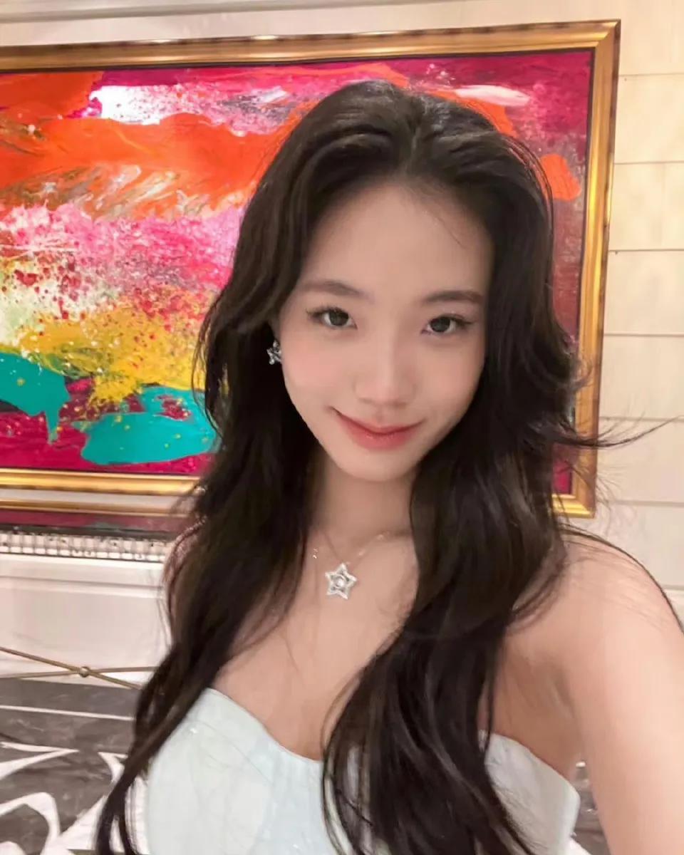 小S二女儿Lily身着白色公主裙参加毕业晚会，15岁的小女孩变得越来越精致了。