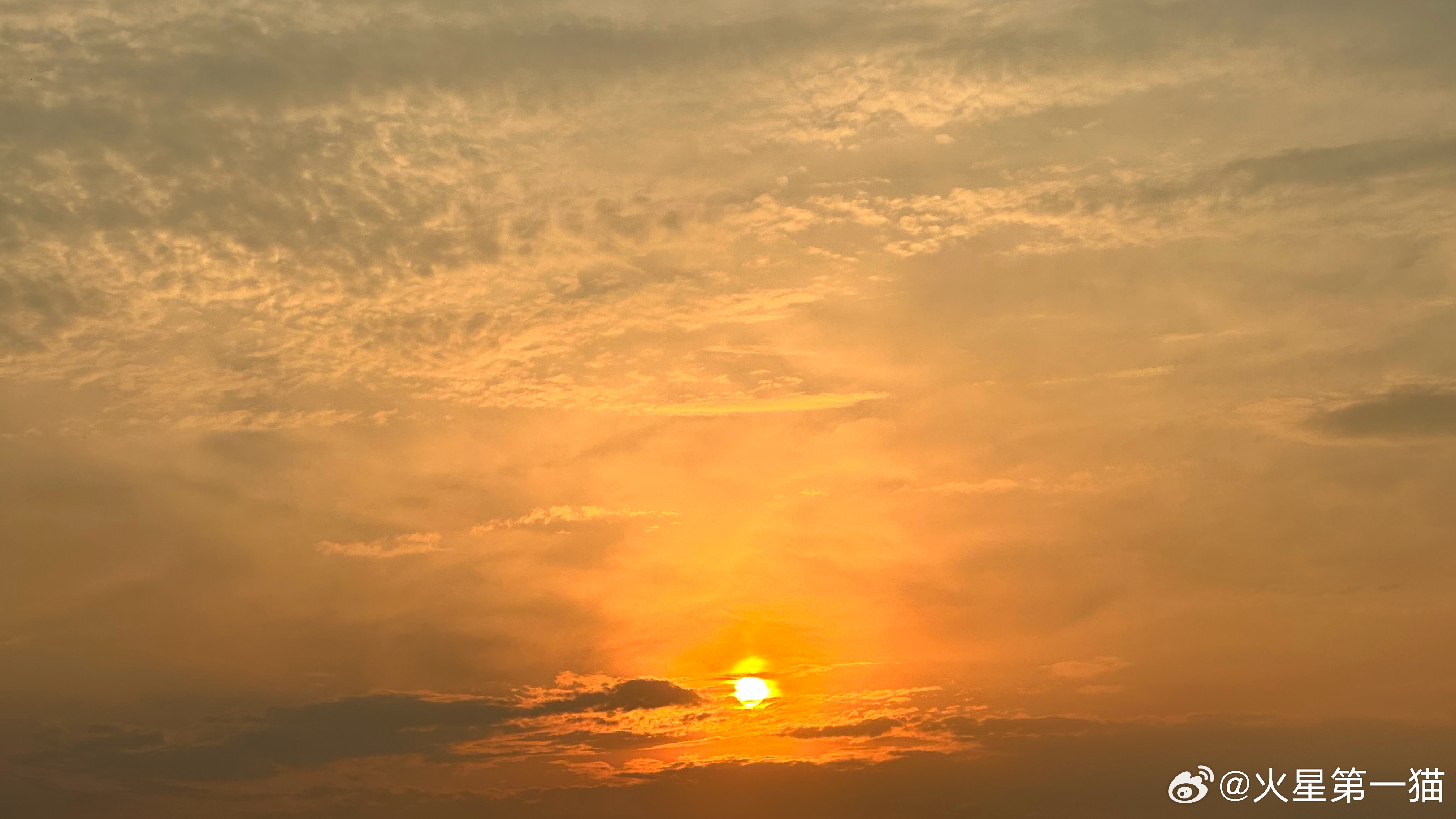 5:32 忽有微凉何处雨，更无留影霎时云。与火星第一猫一起早起看日出