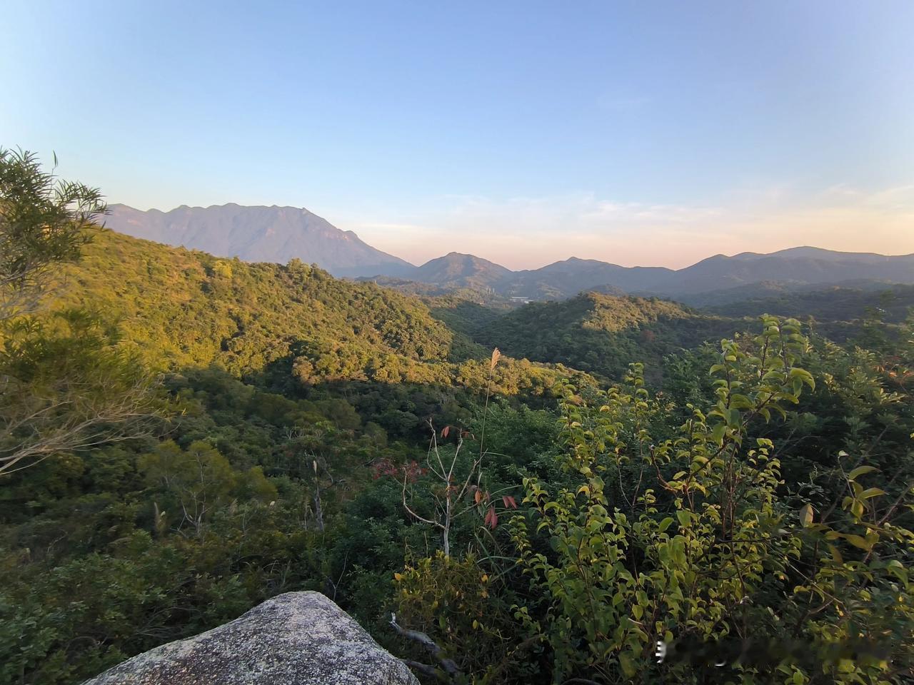 今天是冬至，回南澳过节，高兴！又一次带着老二征服了后山—枫浪山，不知道数万年前，