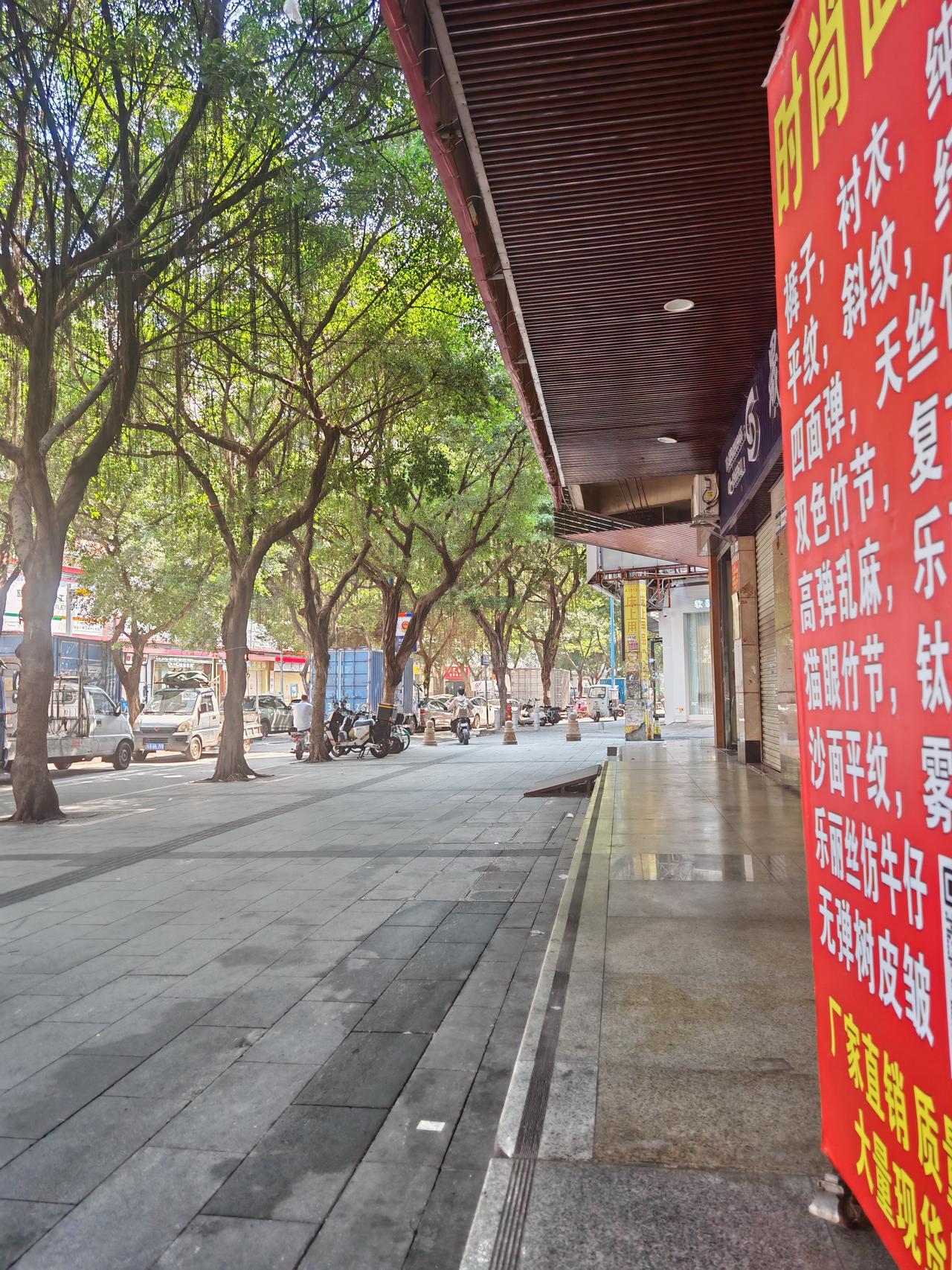 今天是五一，广州市海珠区五凤服装市场绝大部分档口都关了，车流人流量不大。

  