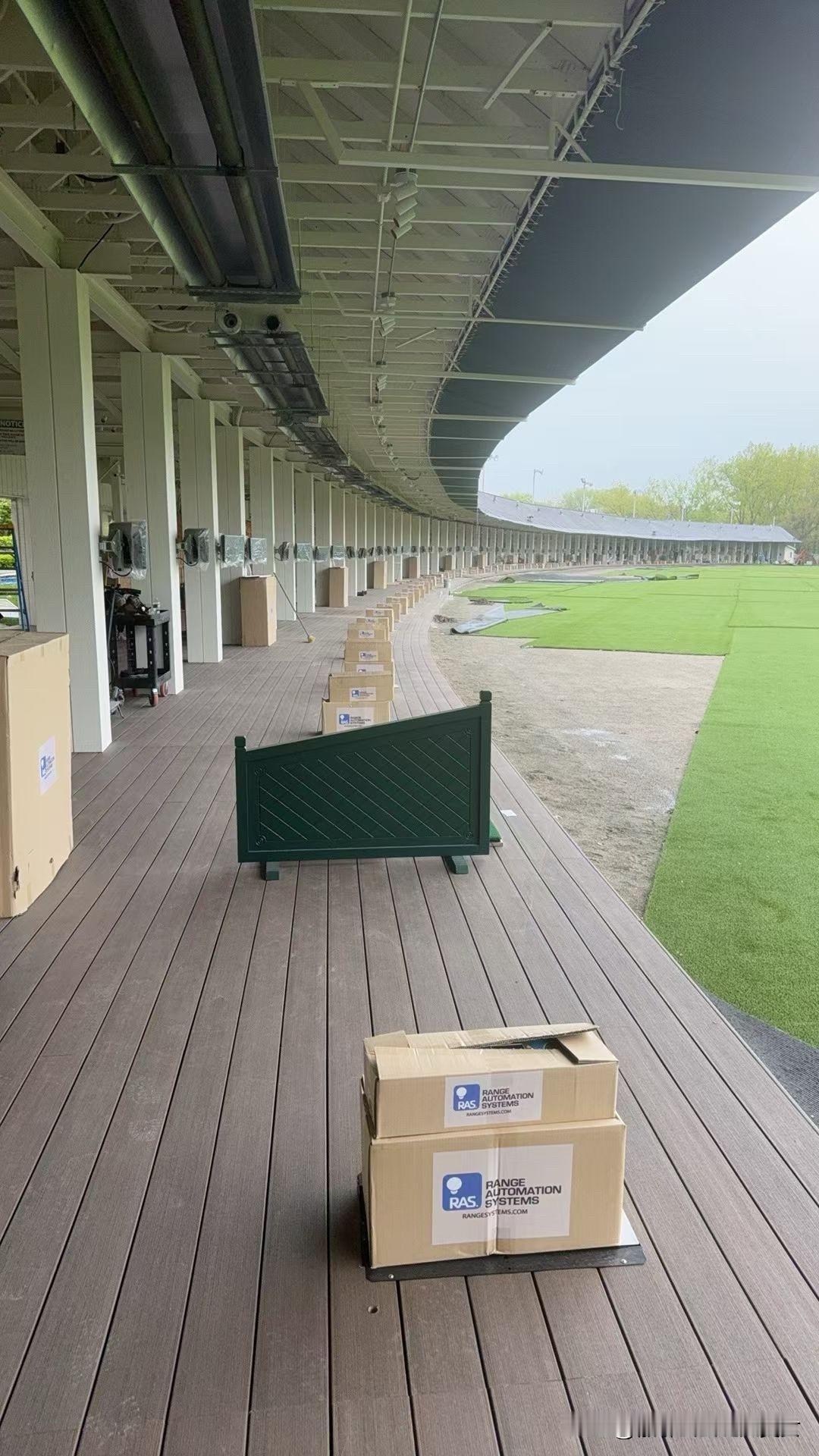 我男神开的高尔夫球场
很漂亮哦
Alley Pond Golf Center 目