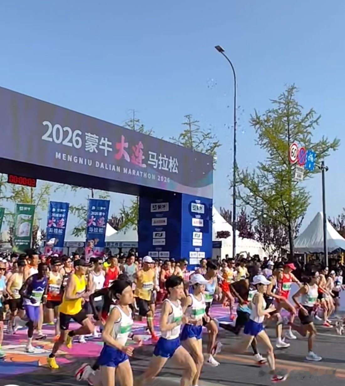 2026年大连马拉松赛于今日上午在东港商务区鸣枪开跑了！今天阳光明媚，天气太给力