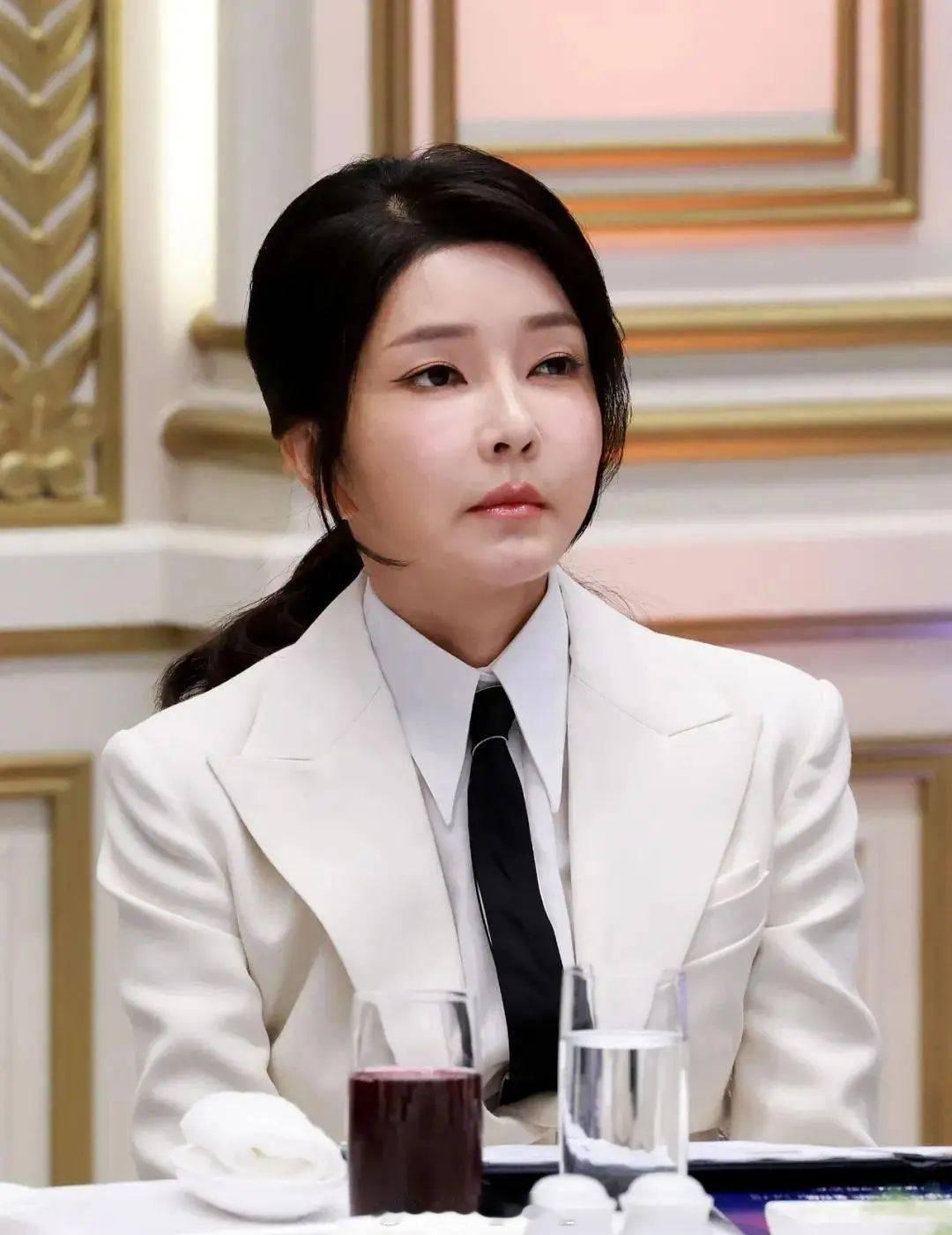 新华社4月28日消息，韩国前总统尹锡悦妻子金建希涉嫌操纵股价、收受贿赂等罪行一案