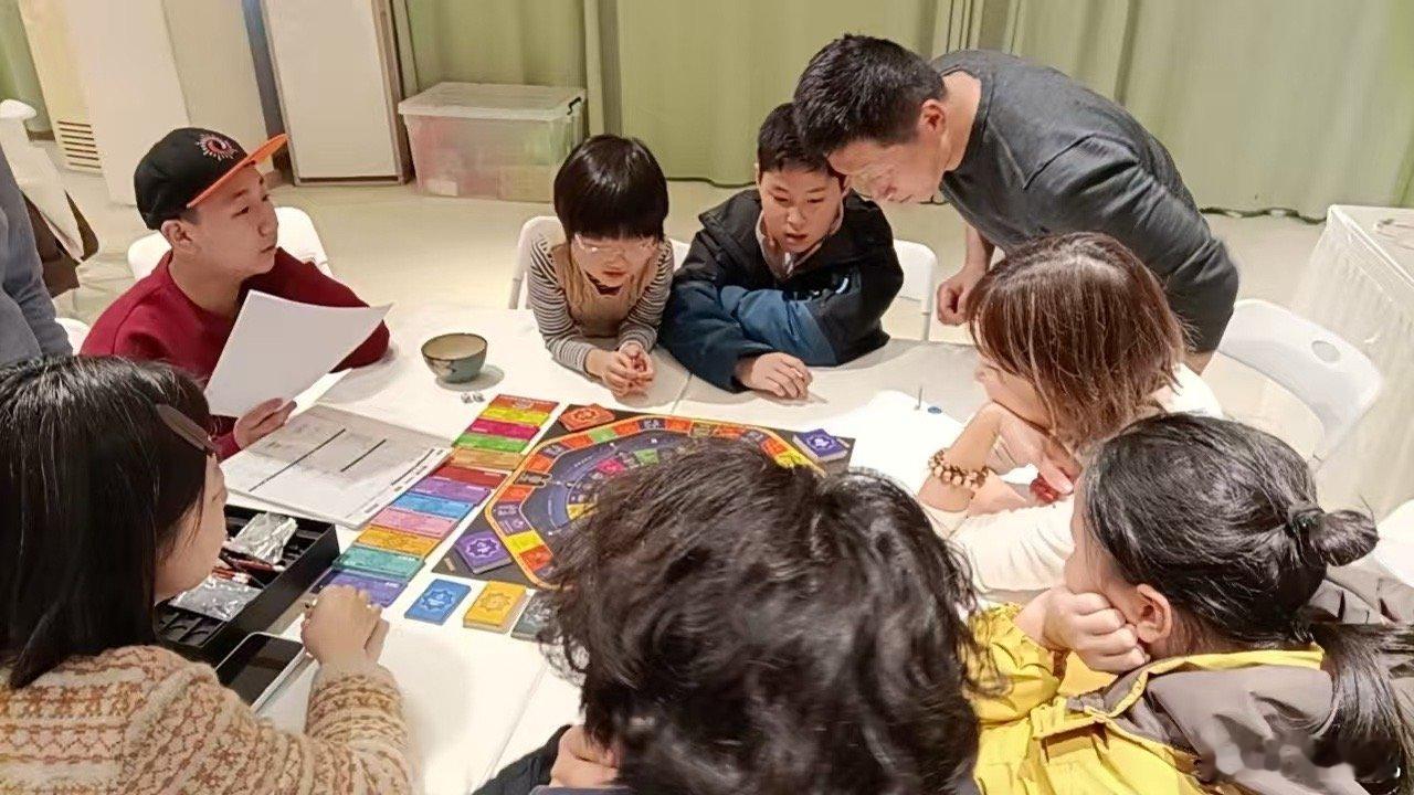 我们一边希望变得有价值，一边又不肯提供自我价值。在一个系统中，一个人被要求越低，