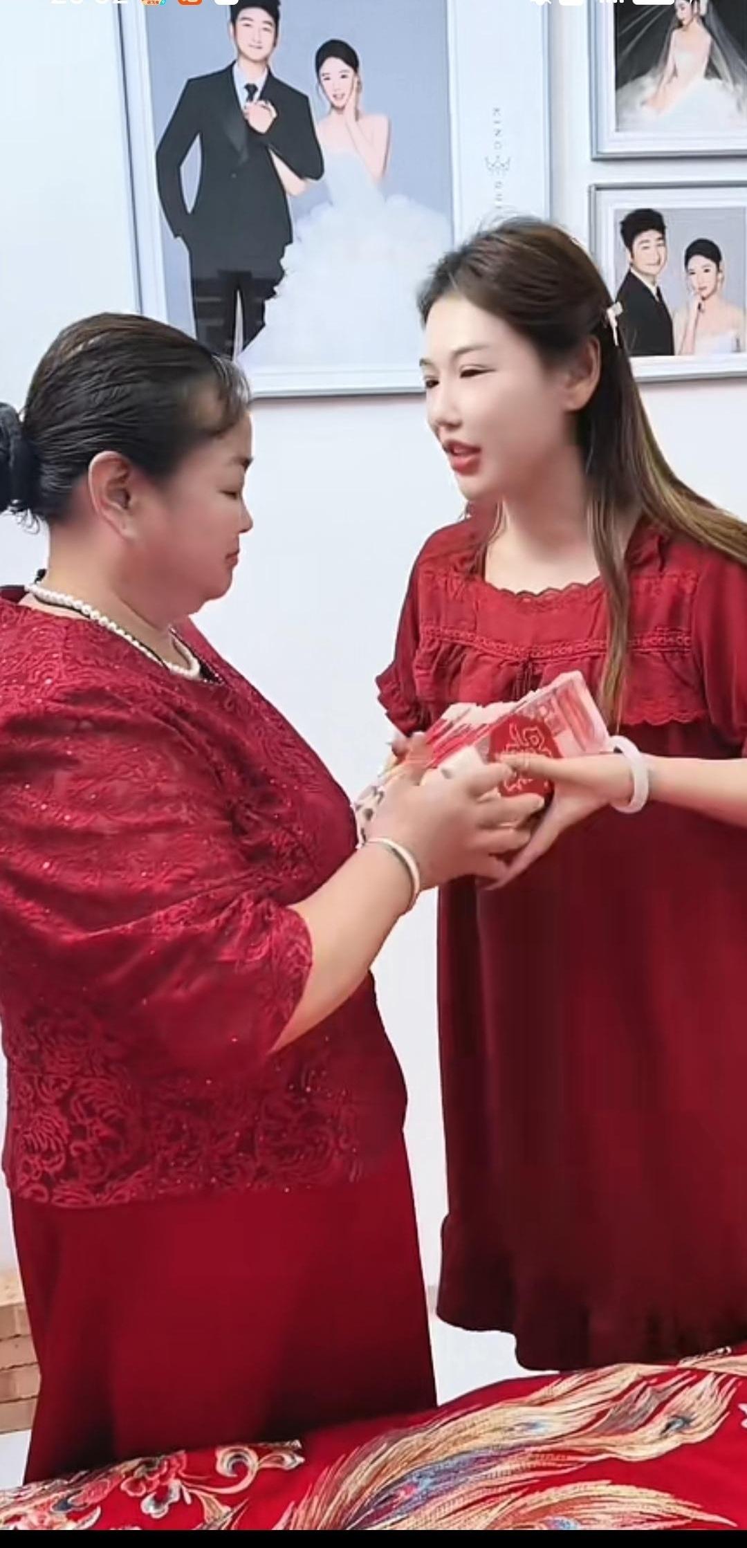 结婚第7天，我把婆婆给的10万块原封不动塞了回去，她愣在原地，眼圈唰地就红了。