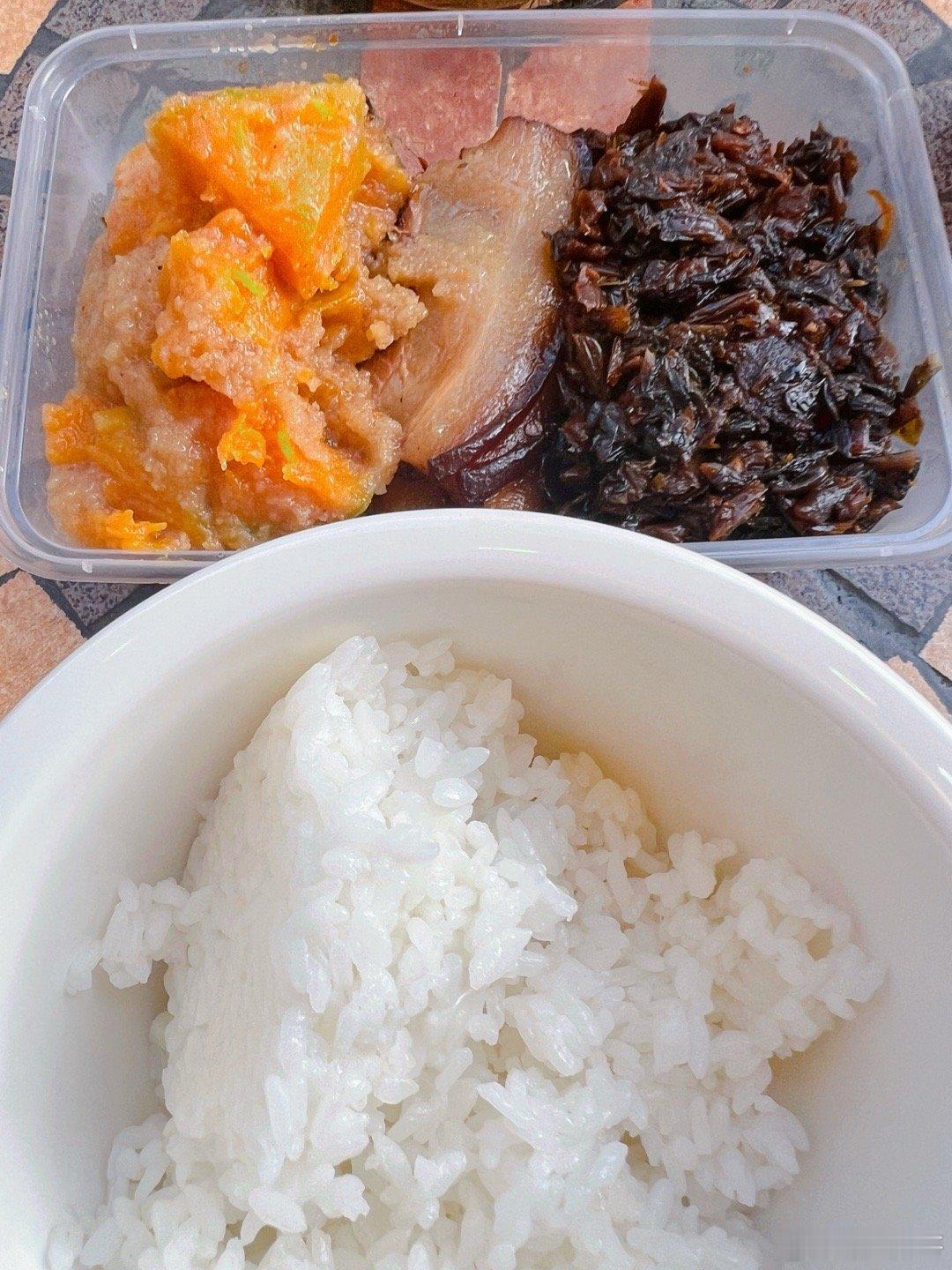 此时此刻吃货 20260602。周二。四月十七。晚餐学生食堂一荦一素～梅菜千张+