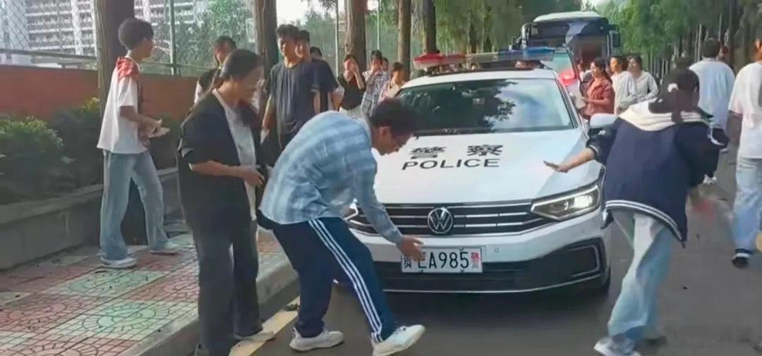 物理一卷考哭了高考历史 高考玄学天花板！摸985/211警车牌，解锁名校好运💥