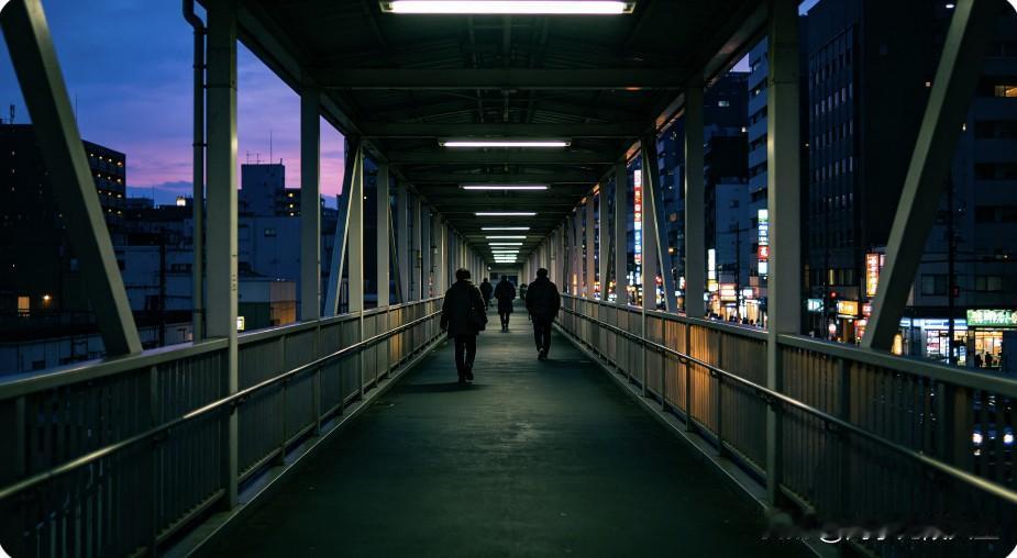 殡仪馆老师傅一段特别扎心的大实话：
“活着才是王道，你要知道，每天推过来的人里，