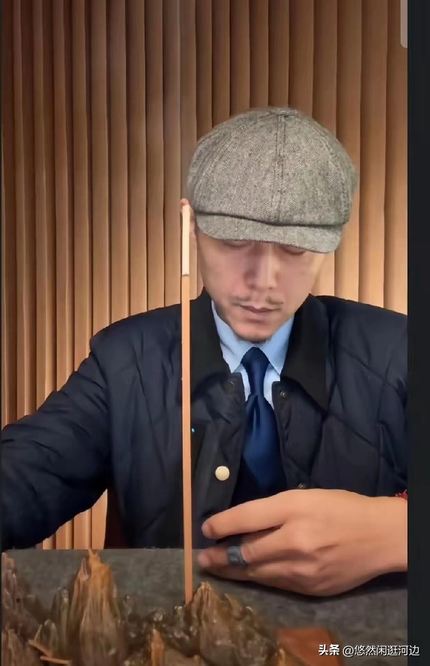 我刚去了大冰的直播间，弹幕都在说张雪峰老师去世了，没多久大冰就接到消息，大冰回复