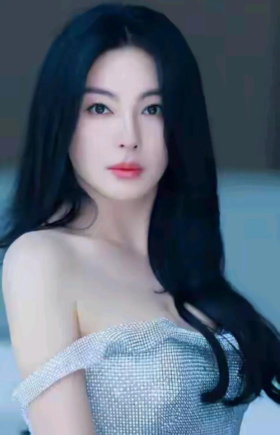 张雨绮看似大大咧咧的，实际心眼小的很。
就是因为有个男演员移情别恋了。她就受不了