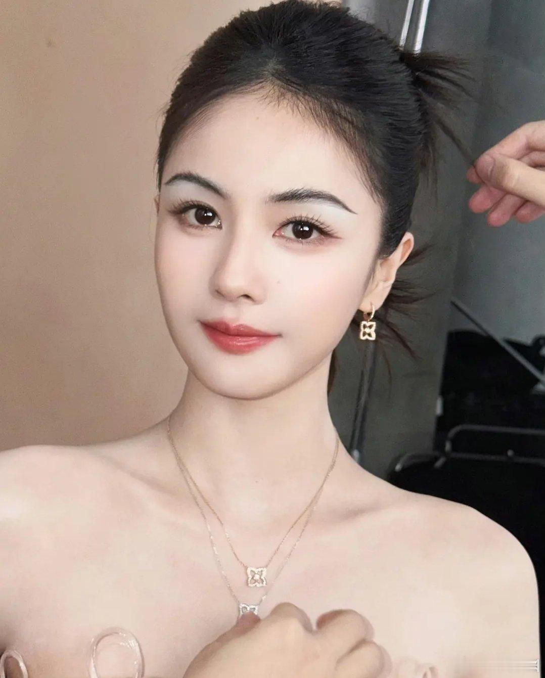 看来宣璐也很认可白鹿这次的妆容 
