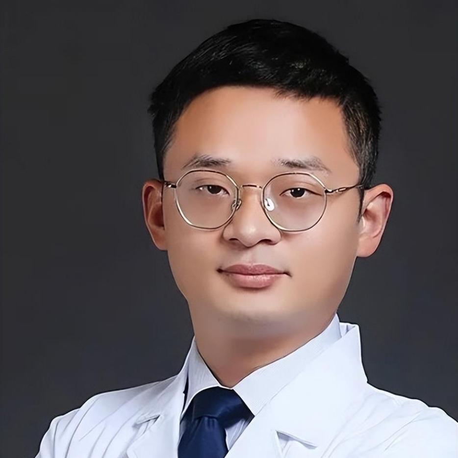 海边4分钟生死急救！90后医护夫妻跪地救人，人民日报点赞！
 
4月26日海南万