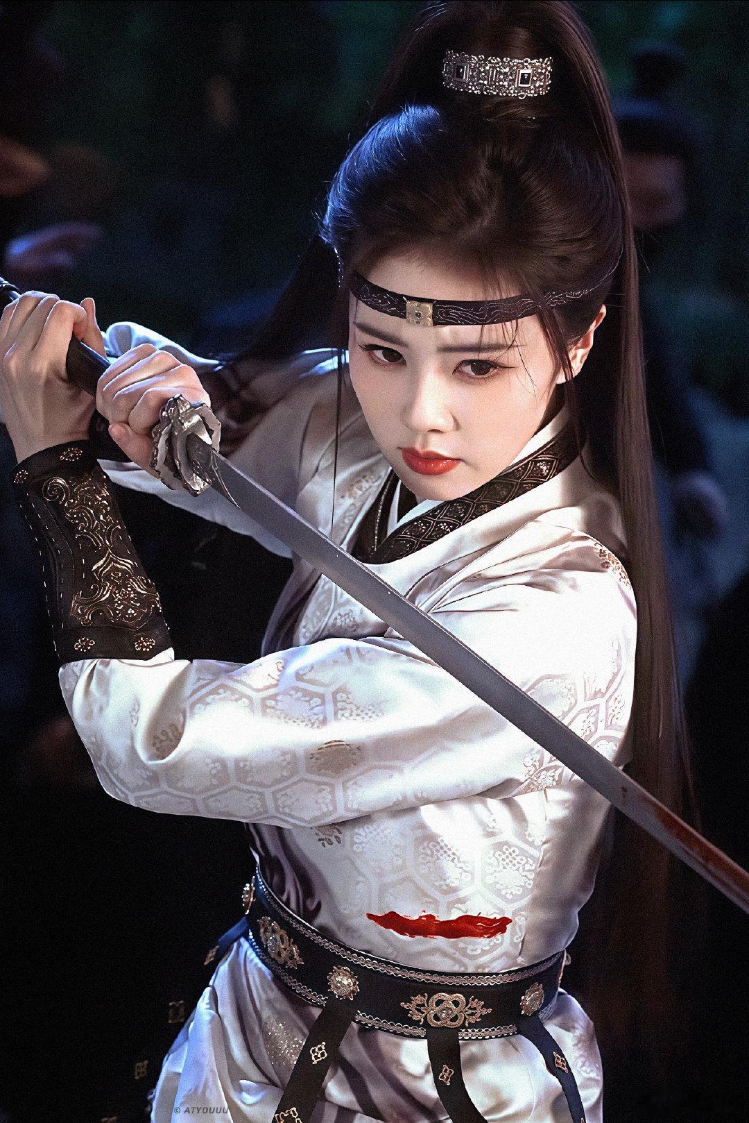 优酷携手白鹿共同探唐宫 唐宫奇案卷轴缓缓展开，白鹿带你深入谜局中心。内谒局李佩仪