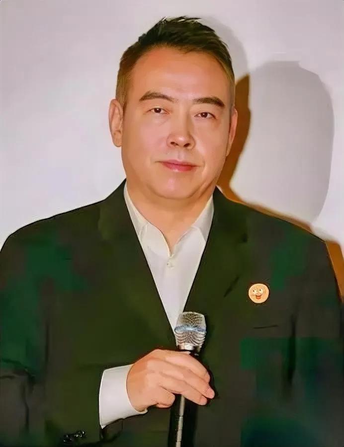 二十年前

一个馒头

搞出了震动整个影视圈的大事。

当年陈凯歌放狠话骂胡戈无