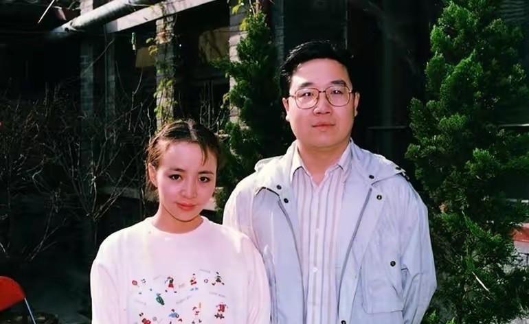 2003年，宋丹丹带着巴图参加爷爷的葬礼，却被拒之门外，前夫英达说：“谁让你们来
