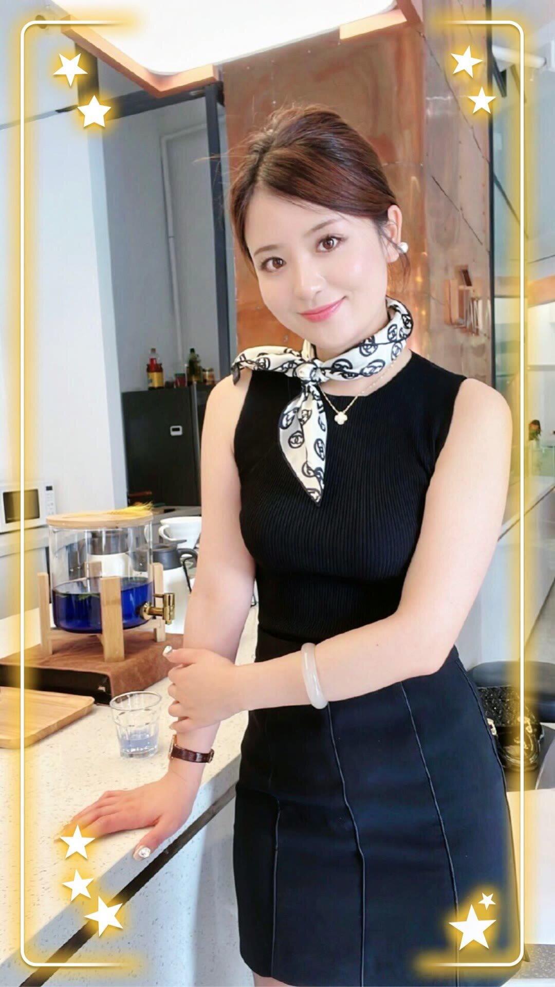 优雅黑裙搭配时尚围巾，厨房里的时尚女王！🌟✨