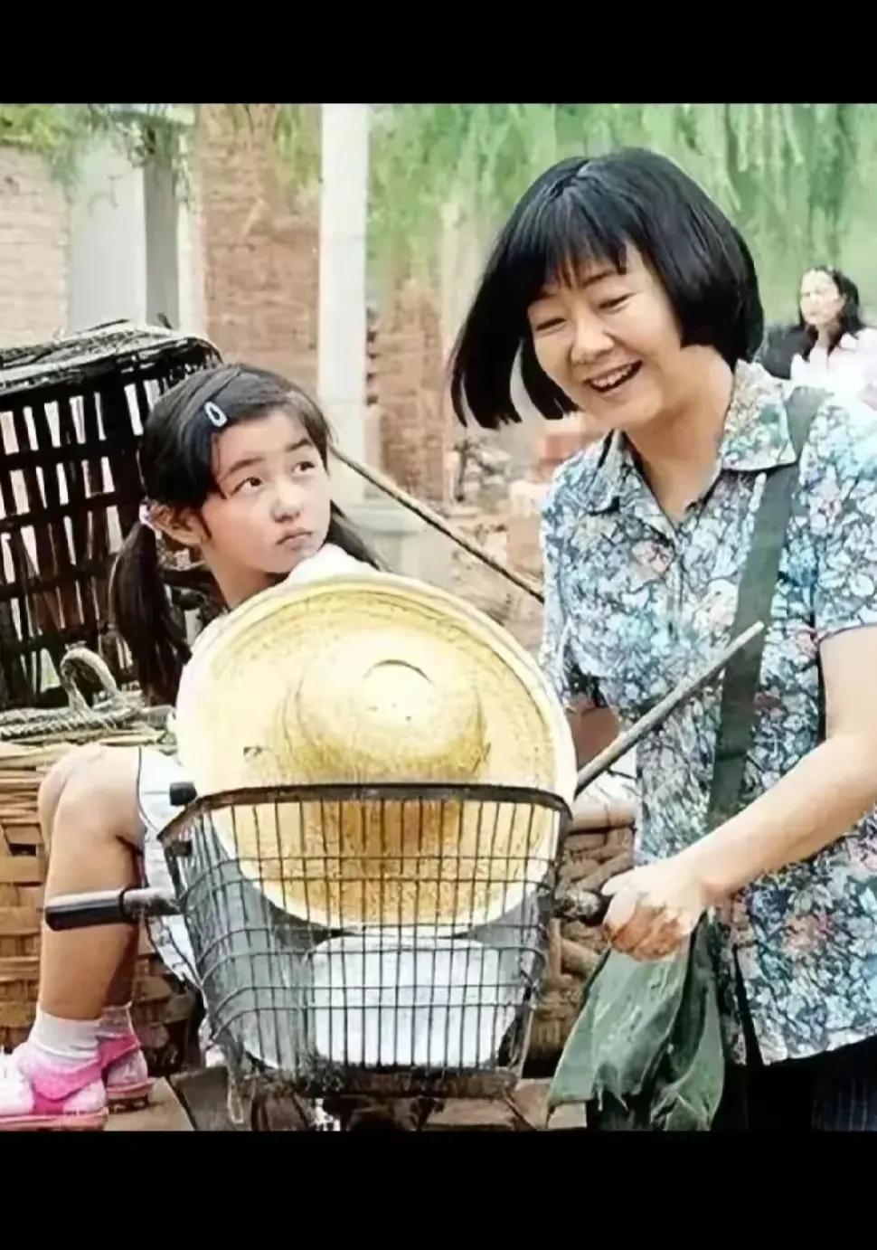 这张剧照太精彩了！这一对演母女的演员太精彩了！张子枫小时候是真可爱，萨日娜年轻时