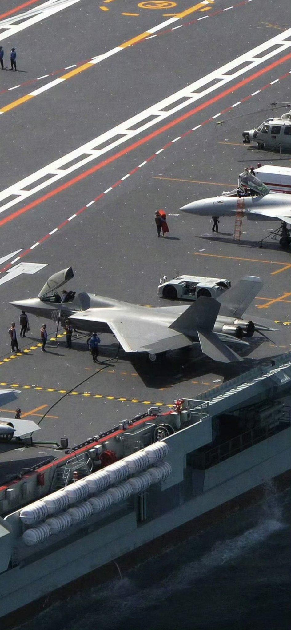 【国产舰载机细节对比，歼-35自带登机梯，保障流程更精简】

福建舰入列后，海军