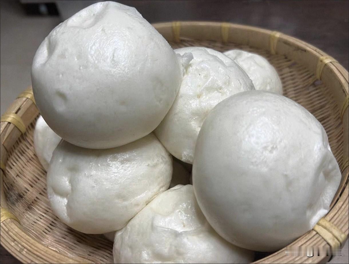 蒸馒头总失败？发不起来、发黄、回缩全有解，都是细节在卡你
 
我在家蒸馒头这么多