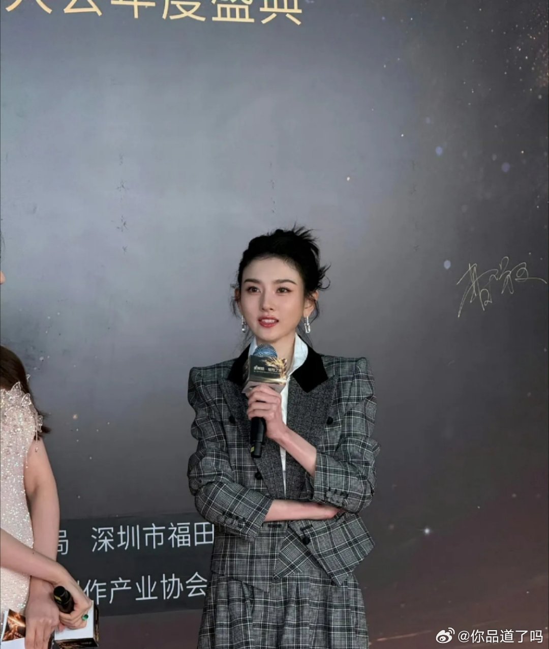 宋祖儿在第二届金树林·绽放之夜盛典上，凭借《折腰》里的小乔一角，拿下了年度最受欢