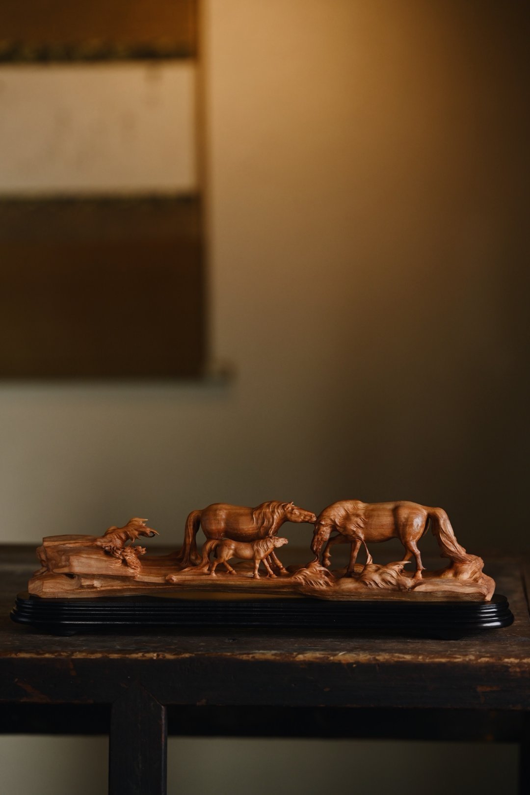 老山檀 | 骏马 摆件雕刻技艺精湛，骏马线条流畅，肌肉力度强健，体态雄壮，鬃毛飘