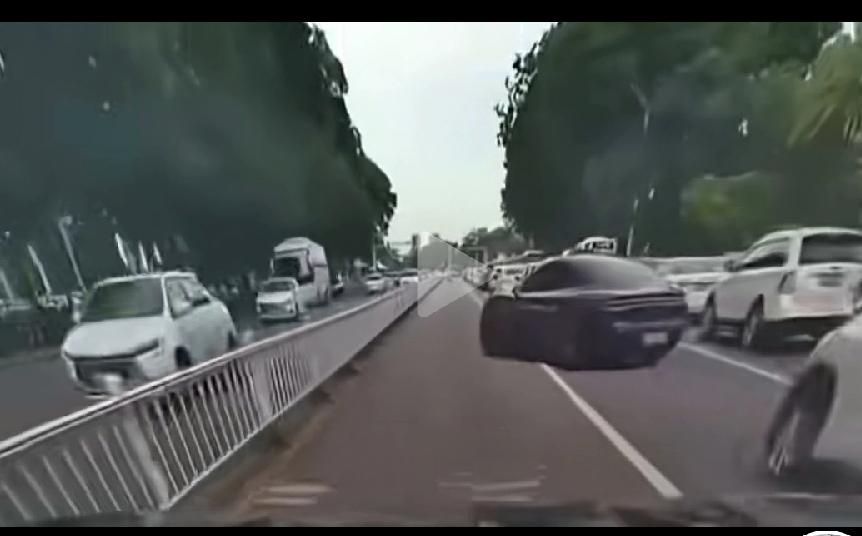 这家伙实线变道，
被后车撞了，
是真的会被判定全责吗？