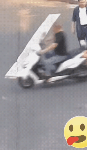 大哥心真大，都摔成这样了，手里的烟毫发无损，关键是还能猛嘬两口！