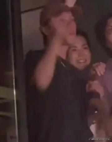 王菲无名指疑似戴了钻戒王菲去看谢霆锋演唱会，被拍到左手无名指戴了戒指？要结婚了吗