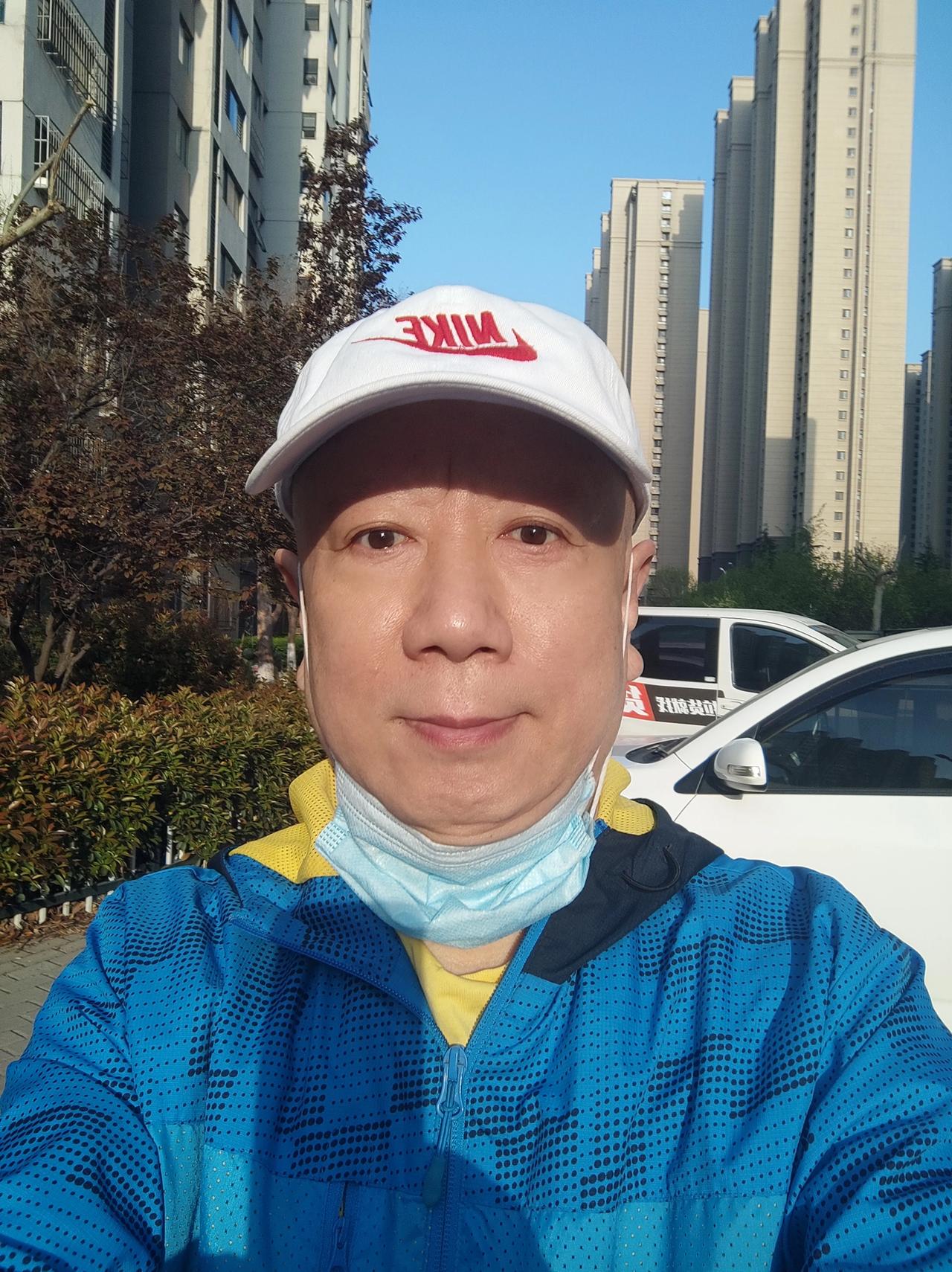 #春到人间人似玉，你对下联#
下联可以是：
柳摇水上水如银。

这样，上联描述了