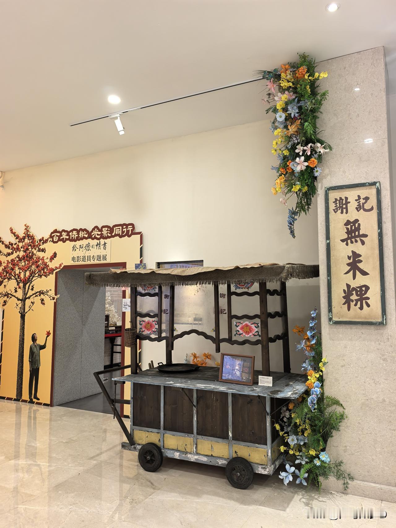 无数潮汕先辈背井离乡远赴南洋打拼，微薄血汗钱化作一封封侨批，银信同寄，一边养家糊
