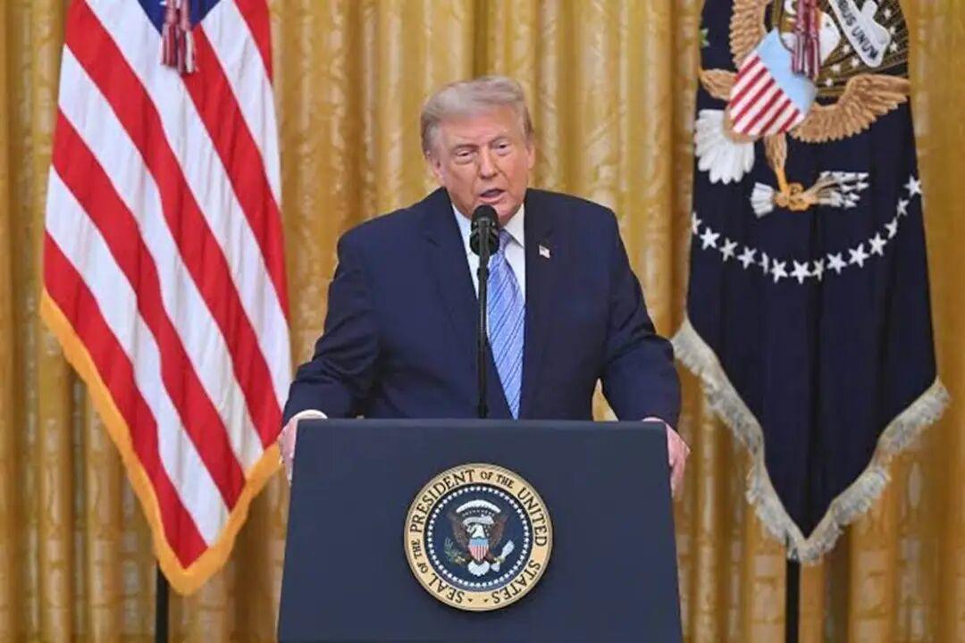 特朗普在美东时间周四晚间黄金时段向全国发表演讲，重点聚焦于2020年大选。他表示