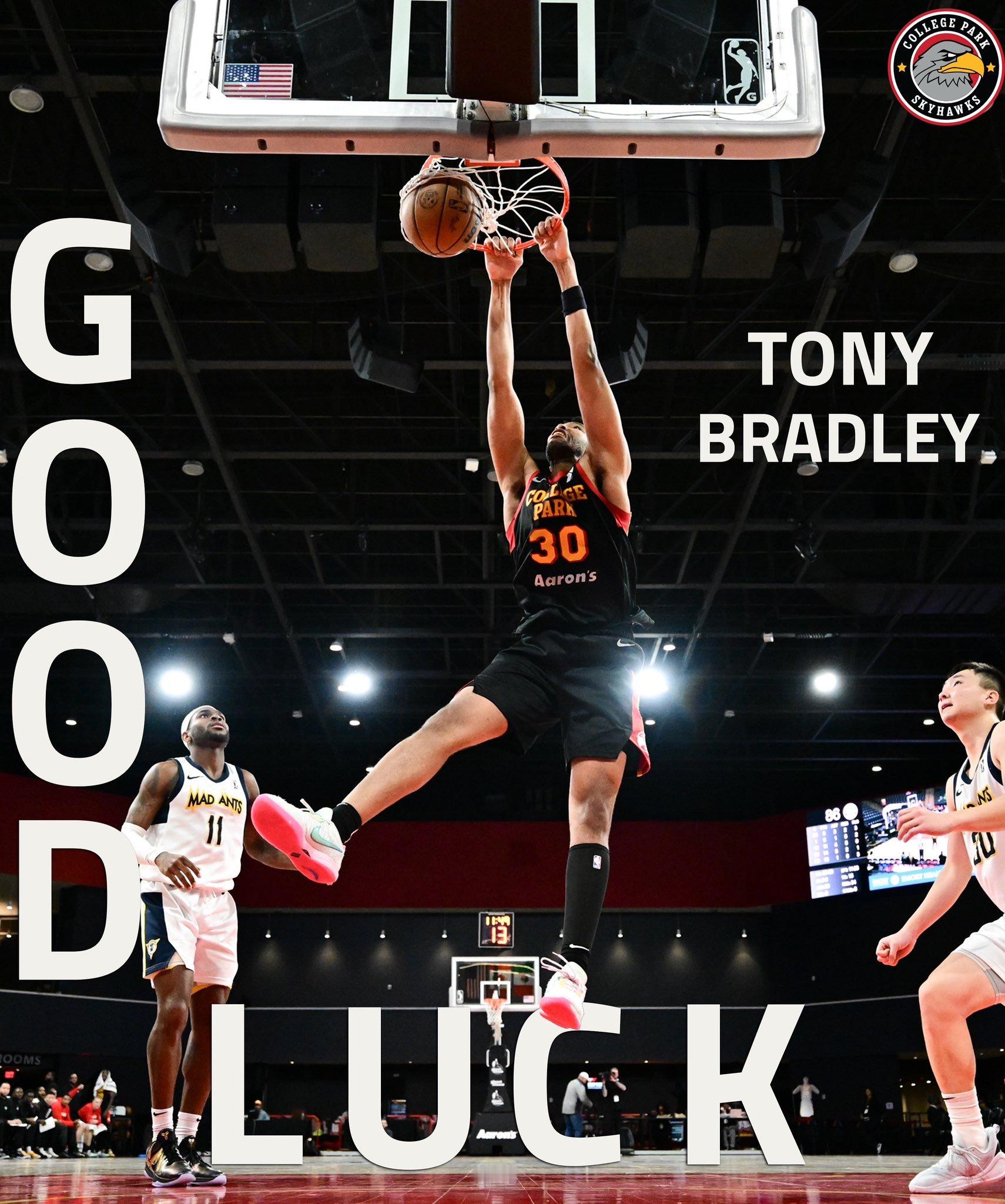 天鹰官方为 Tony Bradley 明天决赛加油天鹰历史第二位走到NBA决赛的