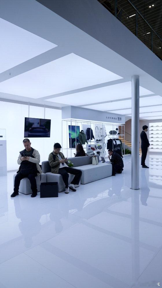 父母这一代的话，年轻人，充满着对生活的热情和对美的追求，看车子时往往第一眼就被外