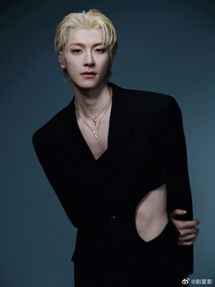 金发的林一  林一金色公式照帅的真的是太超过了呀，金色的发色完全好像漫画里面走出