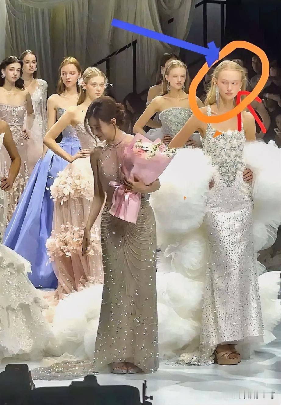 外行看热闹，内行看门道
上海时装周的模特的一个小细节，让徐璐上了热议话题！

在