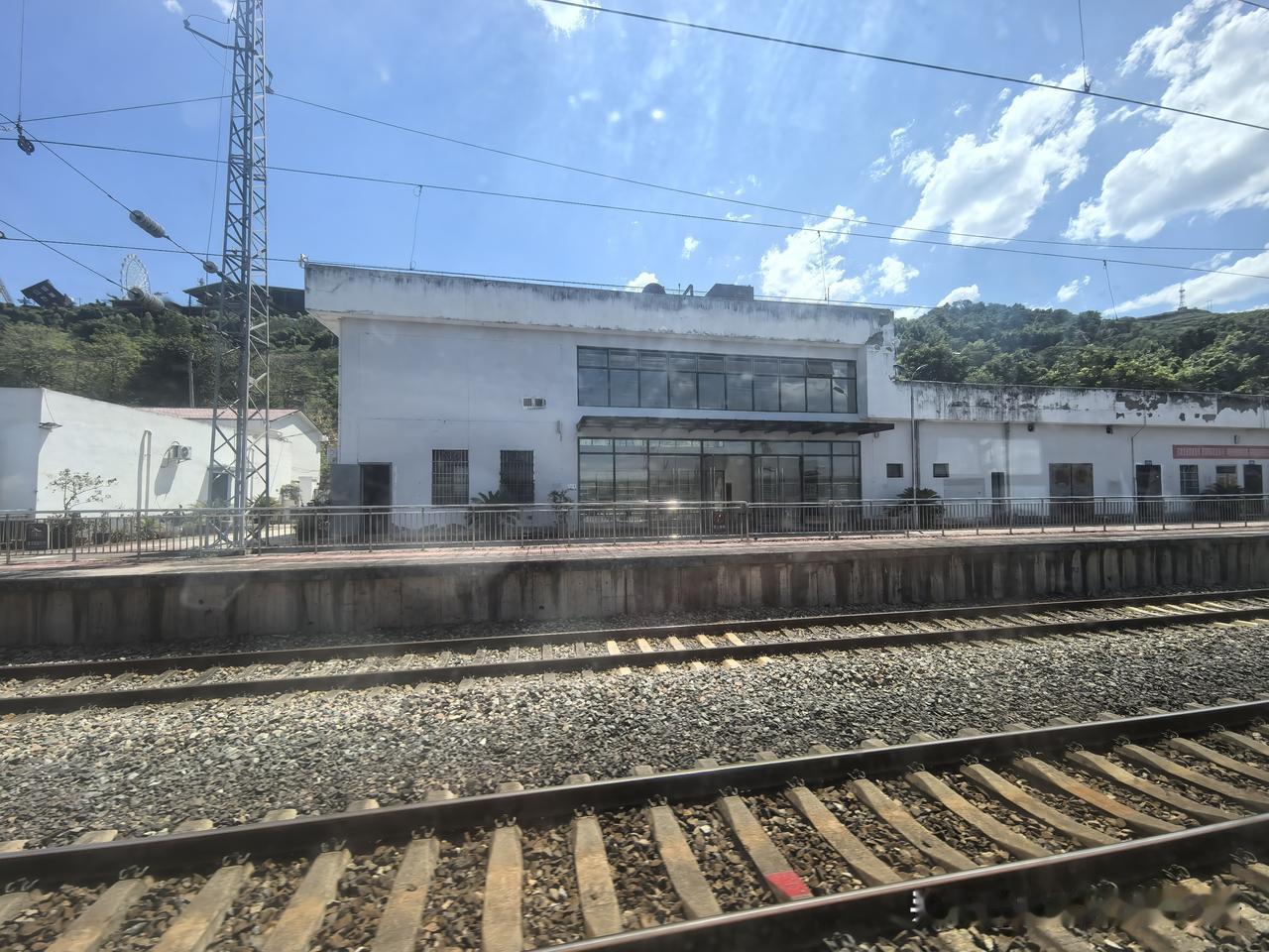 蔺市站，渝怀铁路上的铁路，位于重庆市涪陵区境内，从车站的站房、指示标志看，以前是