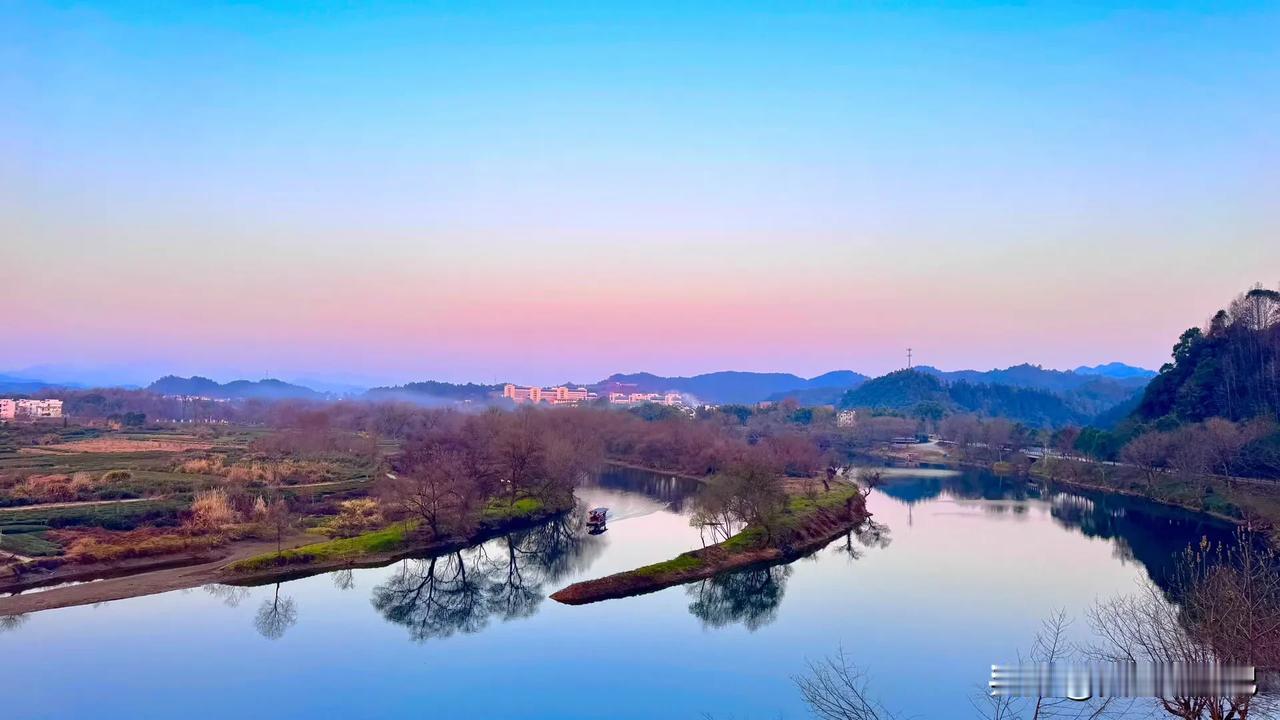 冬日江南好风景，
晚霞温情若隐现。
宛如极光现天边，
湖水悠悠怜黄昏。
景色无边