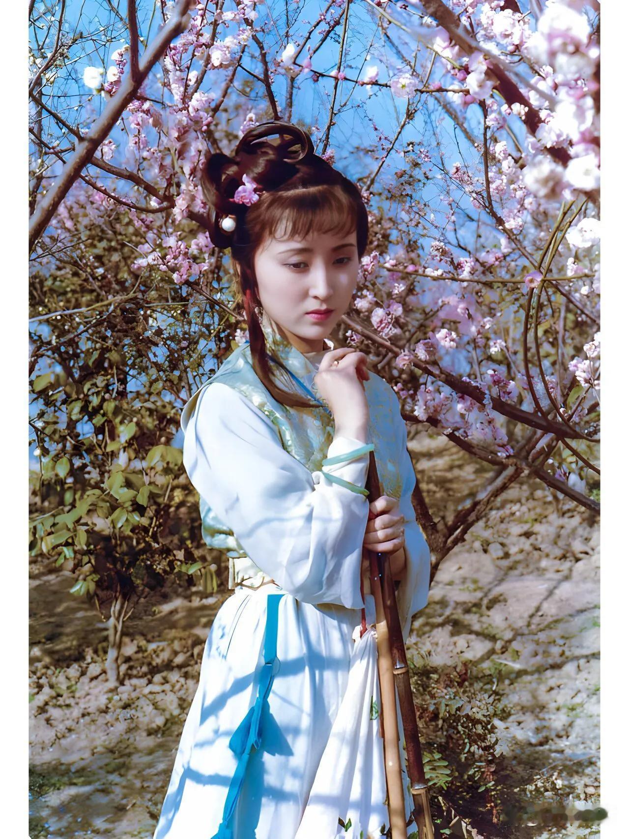 上联：欲语还休，九曲柔肠千万结；
下联：？？？